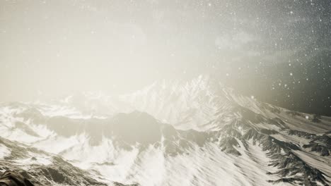 Starker-Schneefall,-Konzentriert-Auf-Die-Schneeflocken,-Berge-Im-Hintergrund